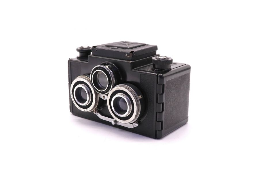 Спутник советский трёхобъективный фотоаппарат (ЛОМО)